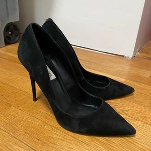STEVE MADDEN BLACK SUEDE DAISIE PUMPS